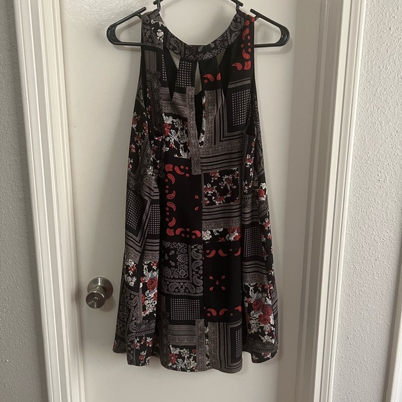 Black Paisley Sleeveless Dress - Picture 2 of 2